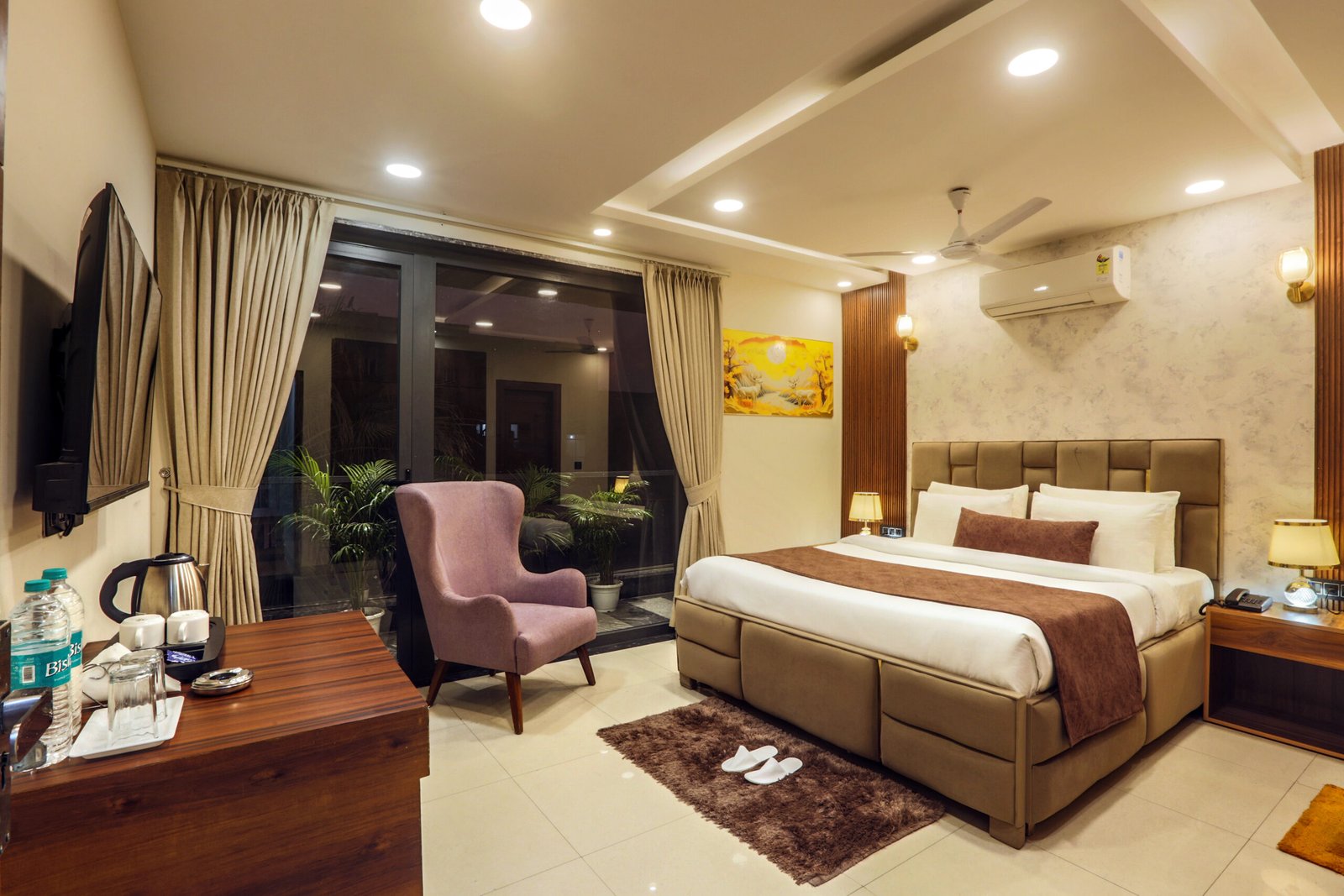 Read more about the article Hotel Room